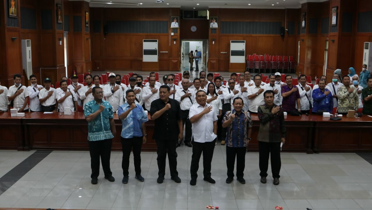 Ketua LPM se-Jembrana berfoto bersama Bupati Jembrana dan jajaran saat studi tiru ke Jawa Timur